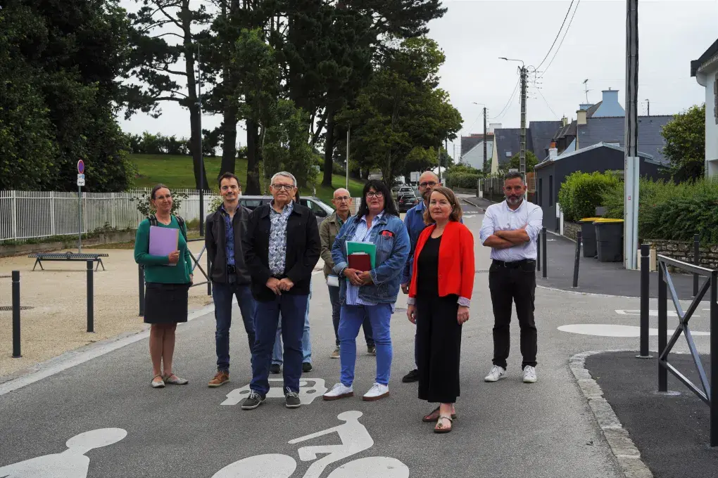 des hommes et des femmes posent sur la zone de rencontre de la rue Duchesse Anne