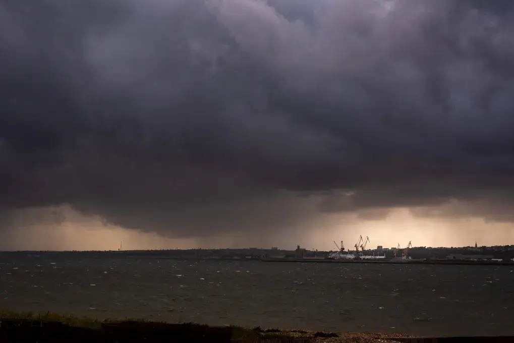des nuages gris au-dessus de la rade de Brest