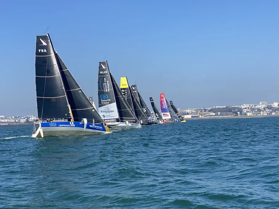 Des supports Figaro en entraînement en rade de Brest.
