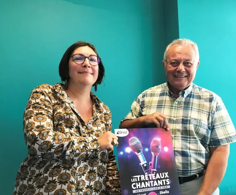 Une femme et un homme présentent l'affiche des Tréteaux chantants 2024