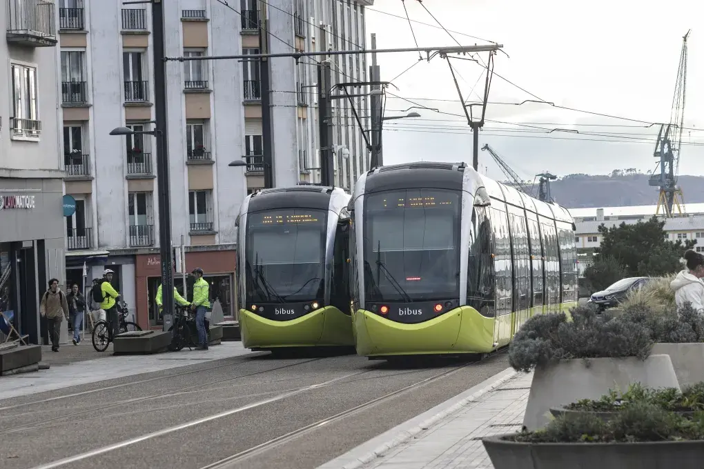 deux tramways en bas de la rue de Sima à Brest 