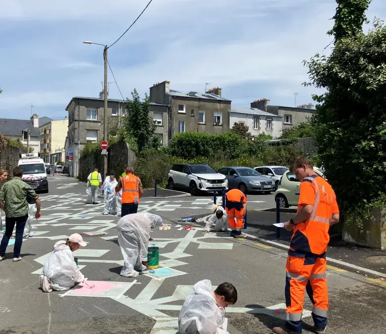 Les enfants de l'école Eluard installent des pochoirs sur la rue de Kéranquéré.