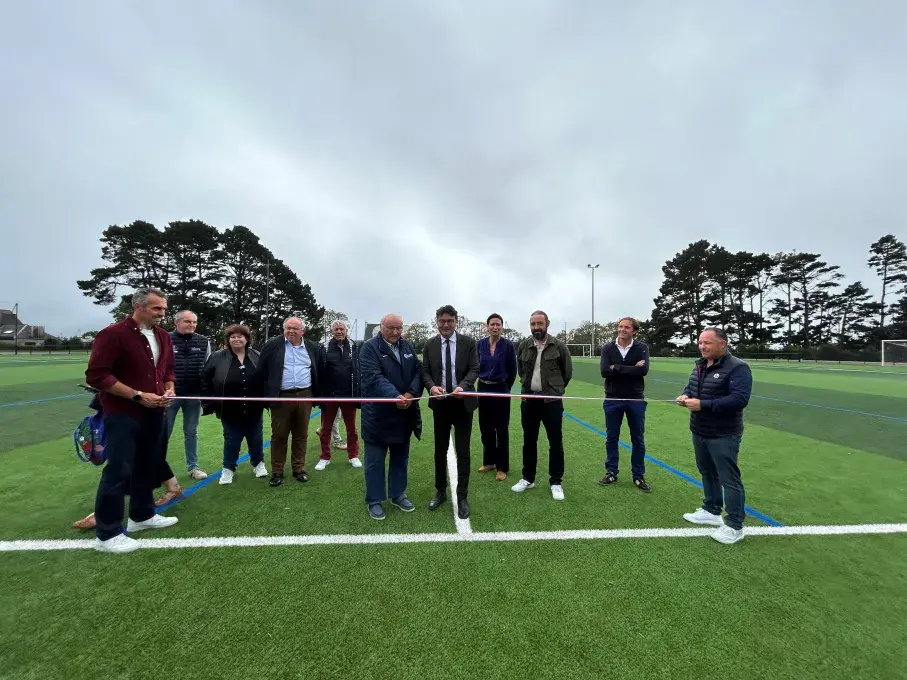 Un groupe de personnes devant un terrain de football