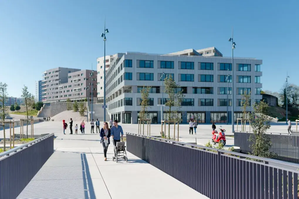 Esplanade de la Fraternité à Brest, avec la Maison de l'international