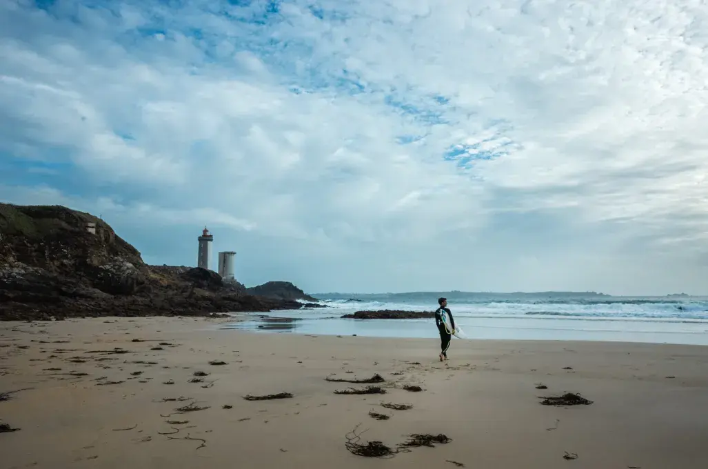 un surfeur sur une plage