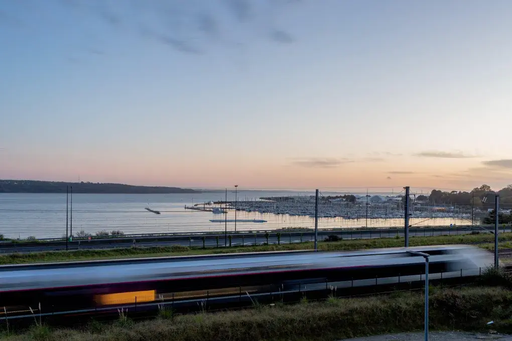 un TGV arrivant à Brest en longeant la rade