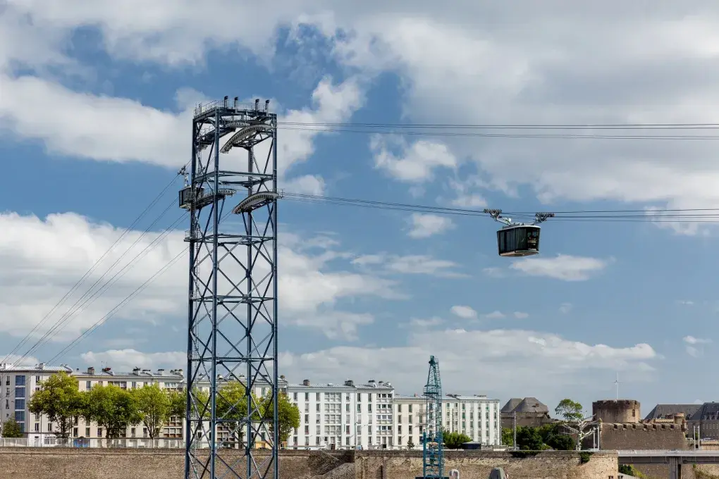 un téléphérique au-dessus d'une rivière