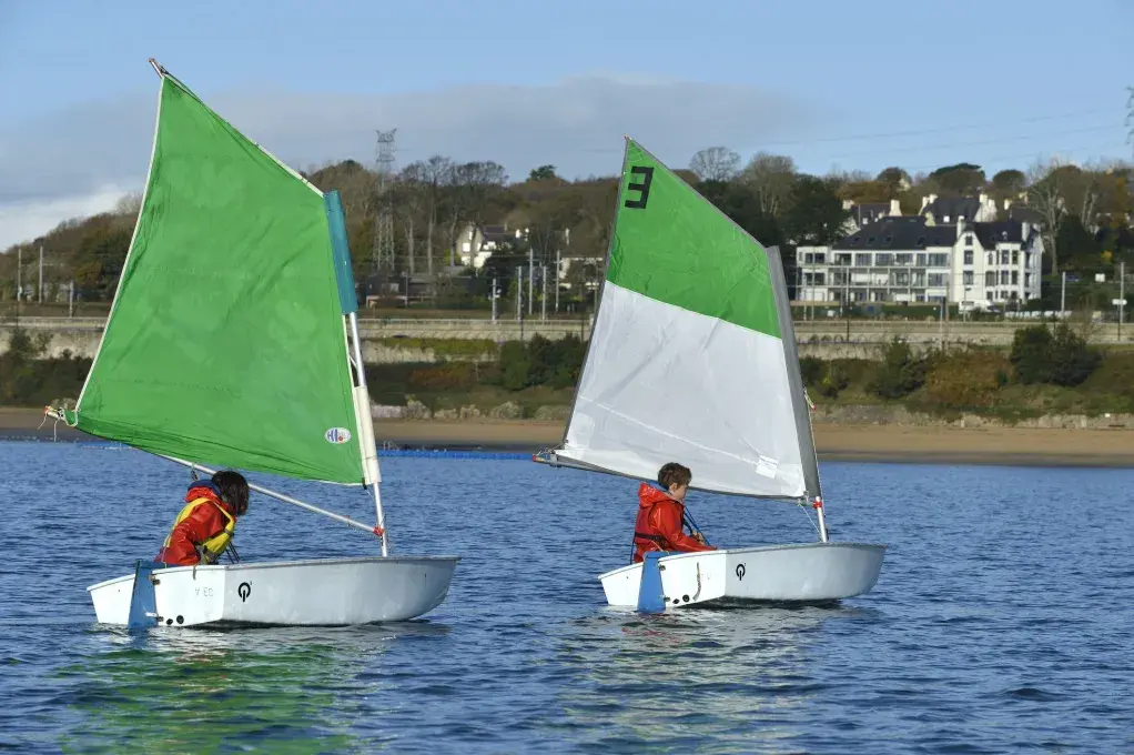 Enfants prenant des cours de  dériveur, voile légère