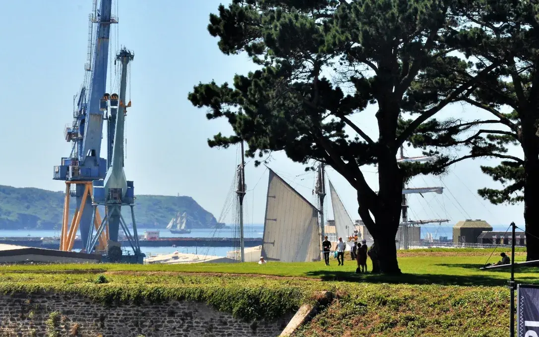Vue sur la rade de Brest depuis le jardin de l'Académie de Marine