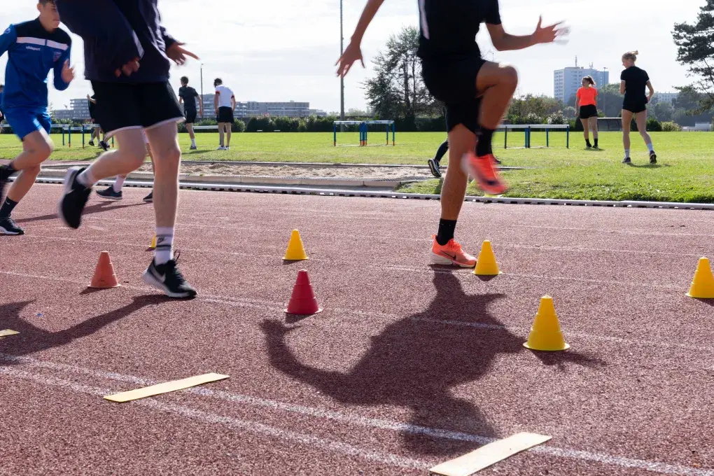 Etudiants en séance de sport sur le terrain de sport Foch