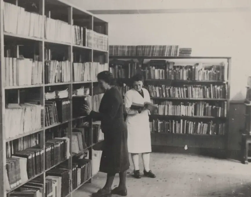 Deux femmes se tenant debout dans une salle d'archives
