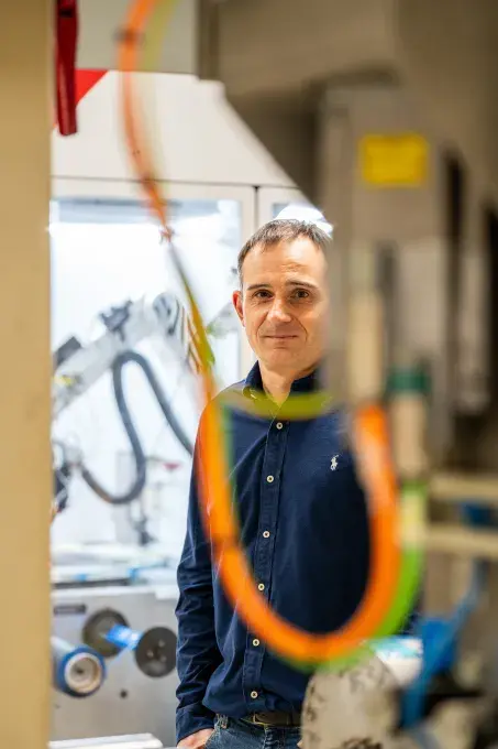 Un homme devant une machine industrielle