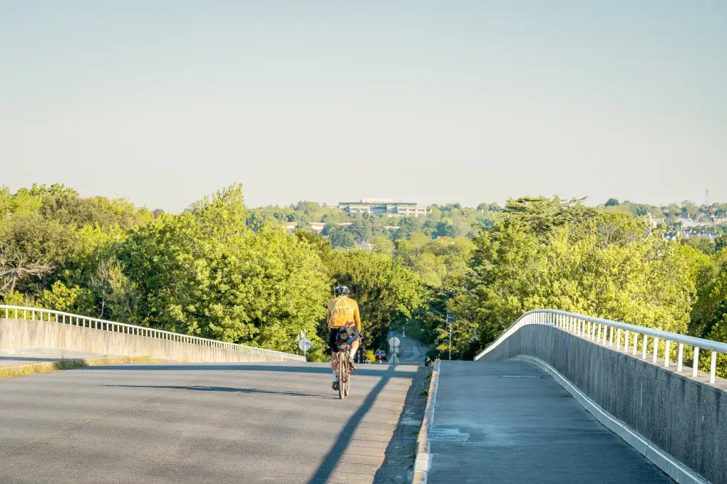 Un cycliste sur le pont Albert-Louppe