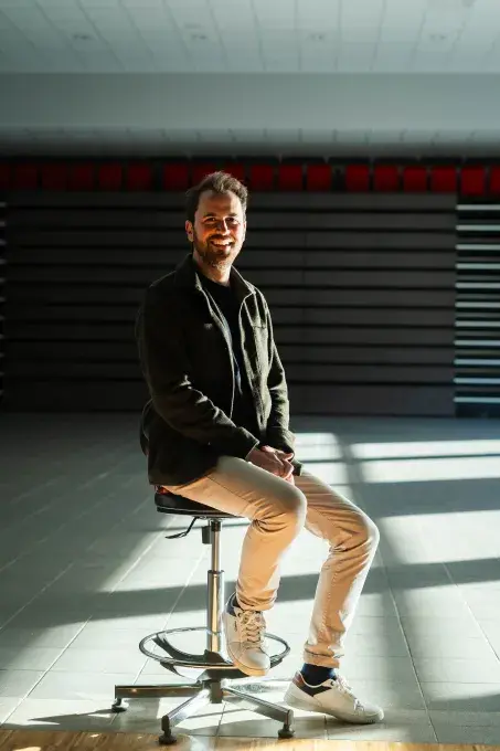 Un homme posant sur une chaise