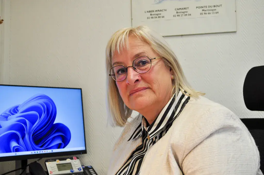Une femme assise devant un ordinateur