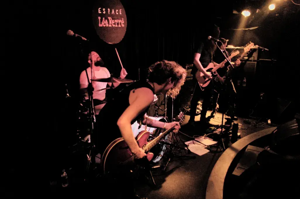 Un groupe de musique sur scène