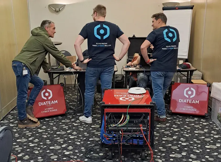 Trois hommes de dos devant des ordinateurs