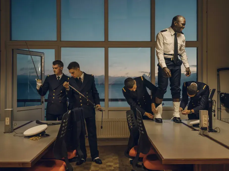 5 élèves officiers s'habillant de leurs tenues d'apparat