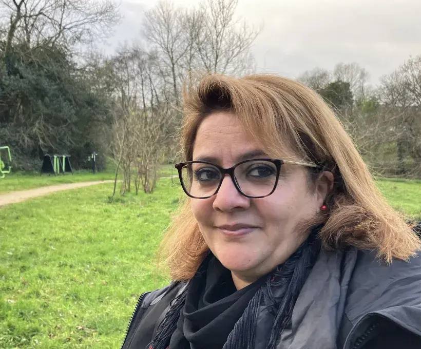 Une femme posant dans un jardin