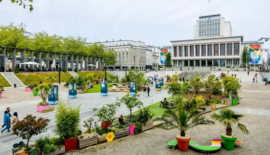 Hôtel de ville et jardin éphémère, place de la Liberté