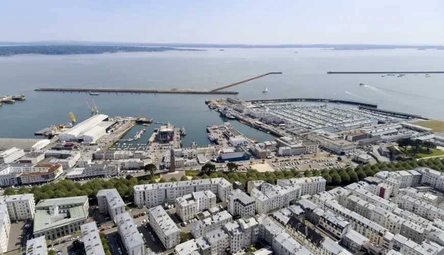 Vue drone du centre-ville et du port de commerce de Brest
