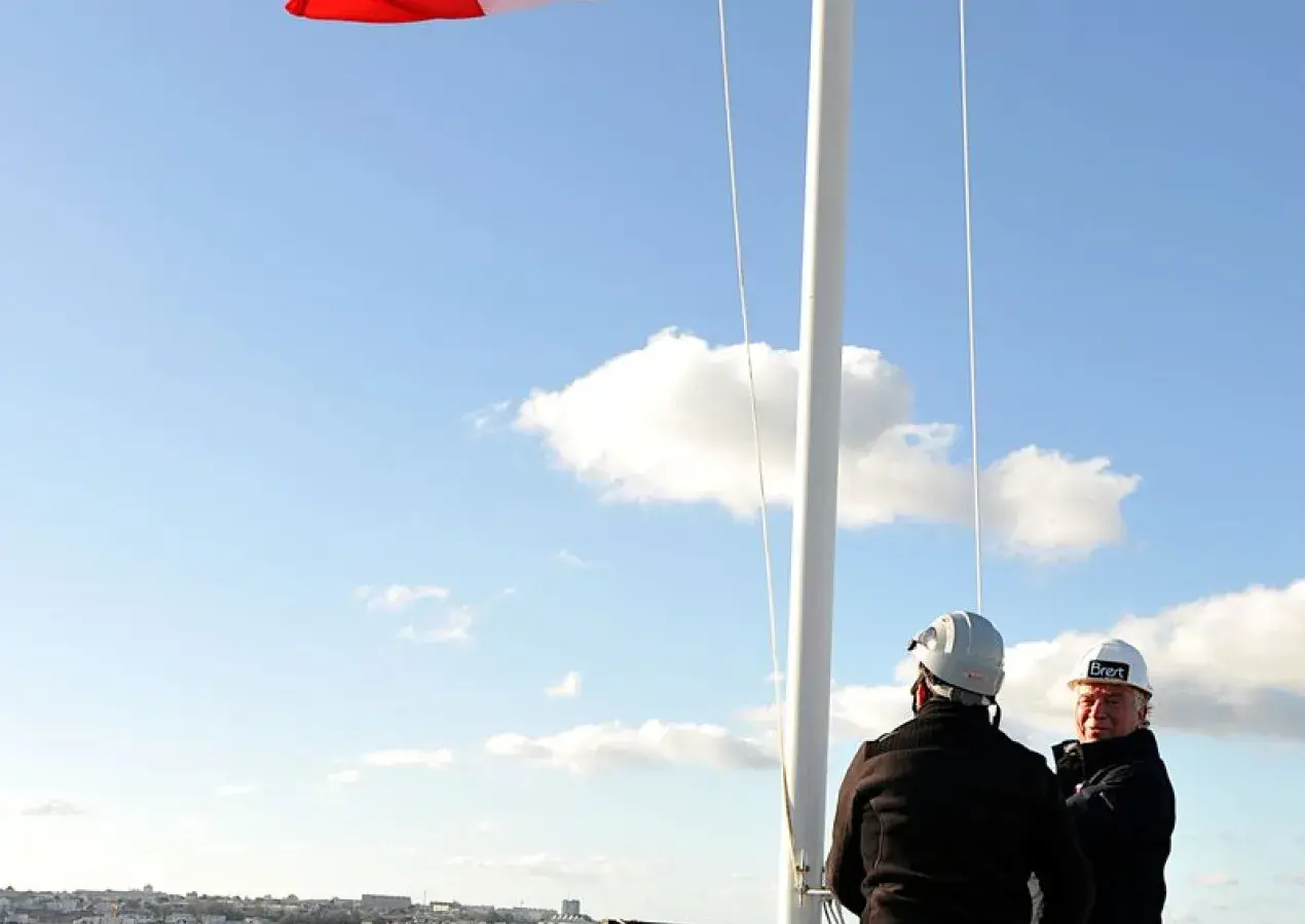 Actu 2021 -  A Brest, nouveaux mât et drapeau tricolore sur le toit de l’hôtel de ville