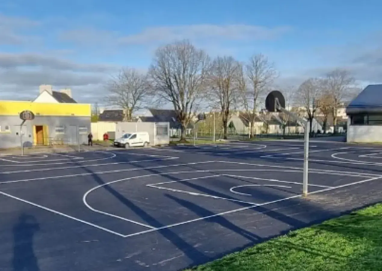 Un terrain de basket en extérieur.