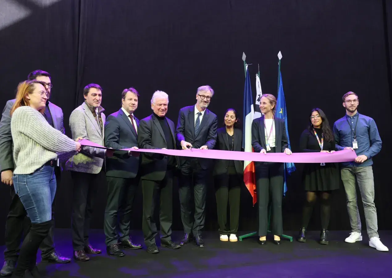 Des hommes et des femmes coupent le ruban d'inauguration d'Accenture à Brest. 