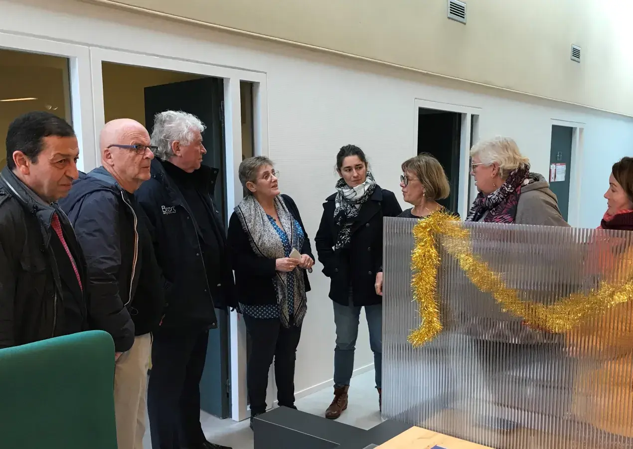 Les élus de la ville visitent le nouvel accueil de la mairie de Lambézellec. 