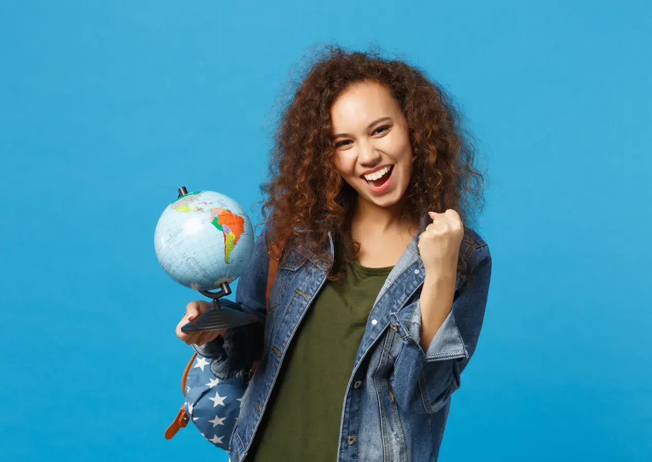 Une jeune femme tenant un globe terrestre. 