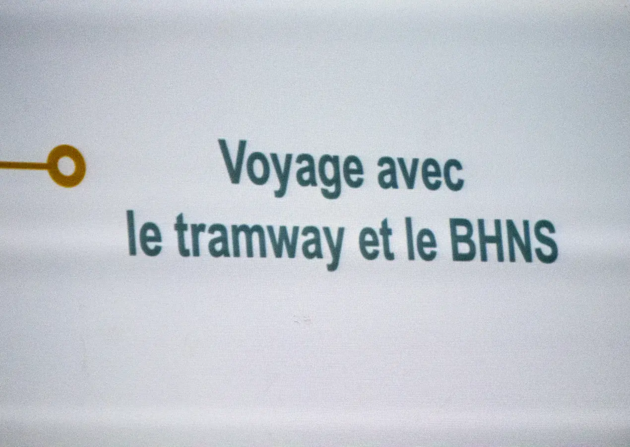 Un panneau d'affichage parlant du tramway.