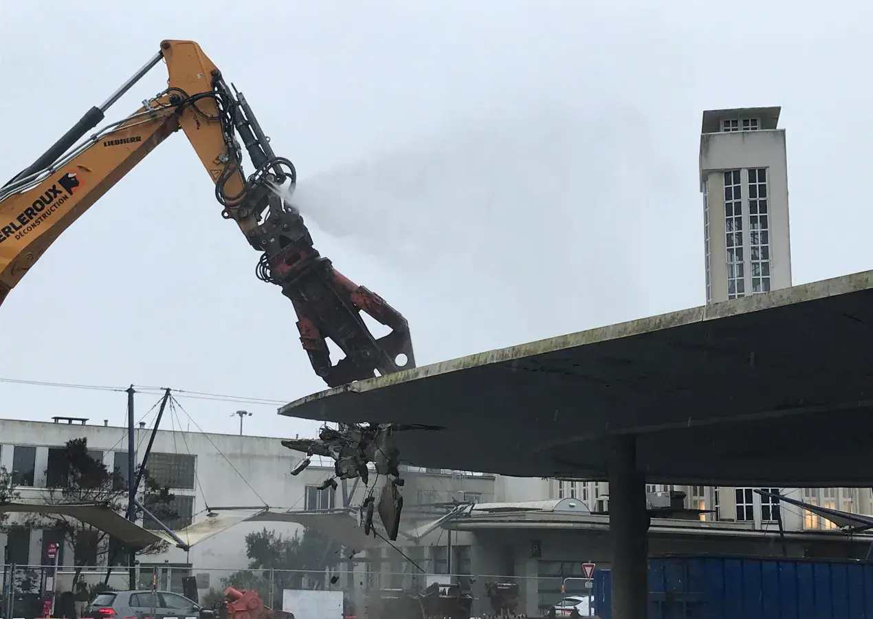 Un engin de chantier démolit la casquette de la gare routière de Brest. 