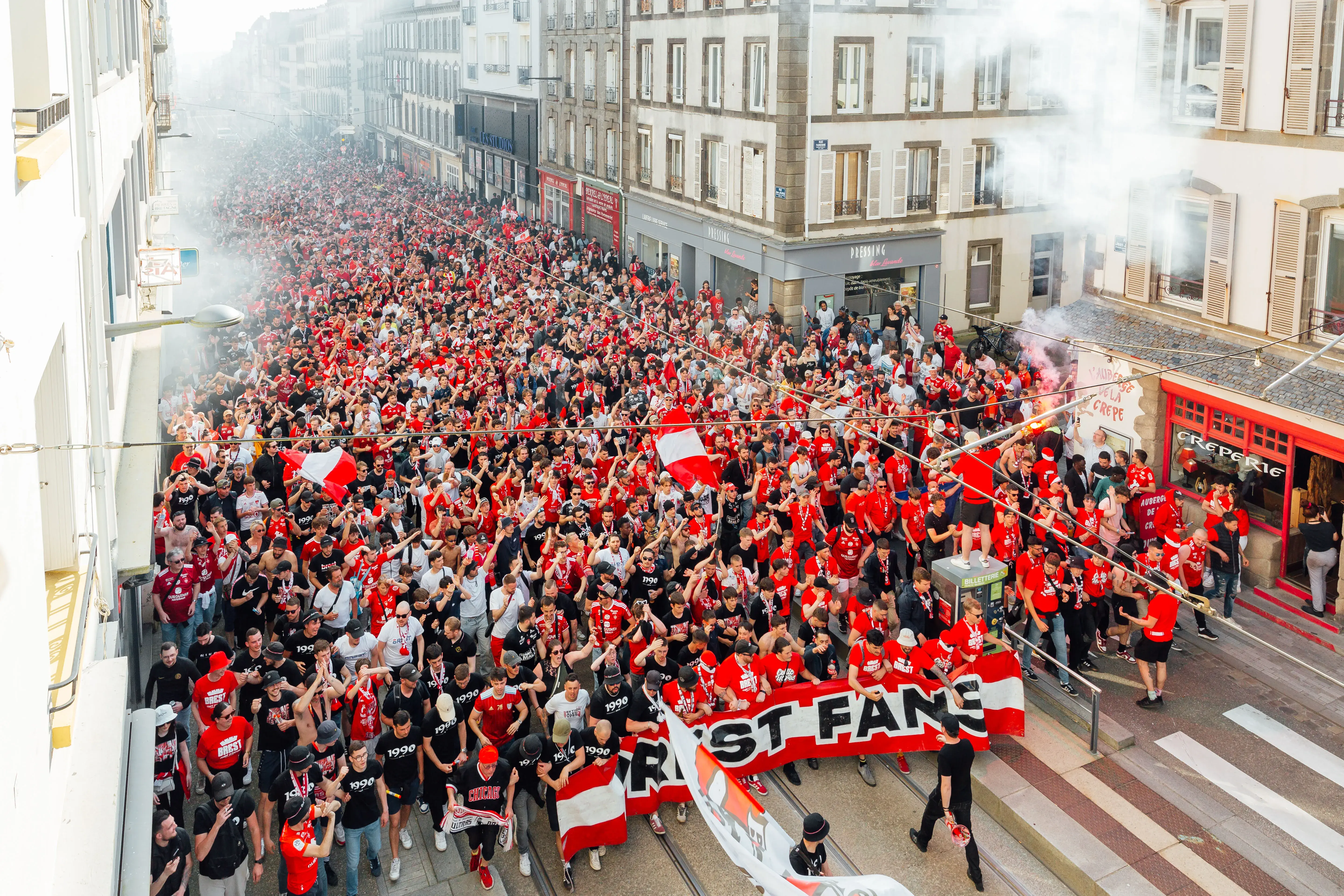 Les supporters du Stade Brestois fêtent leur équipe rue Jean Jaurès