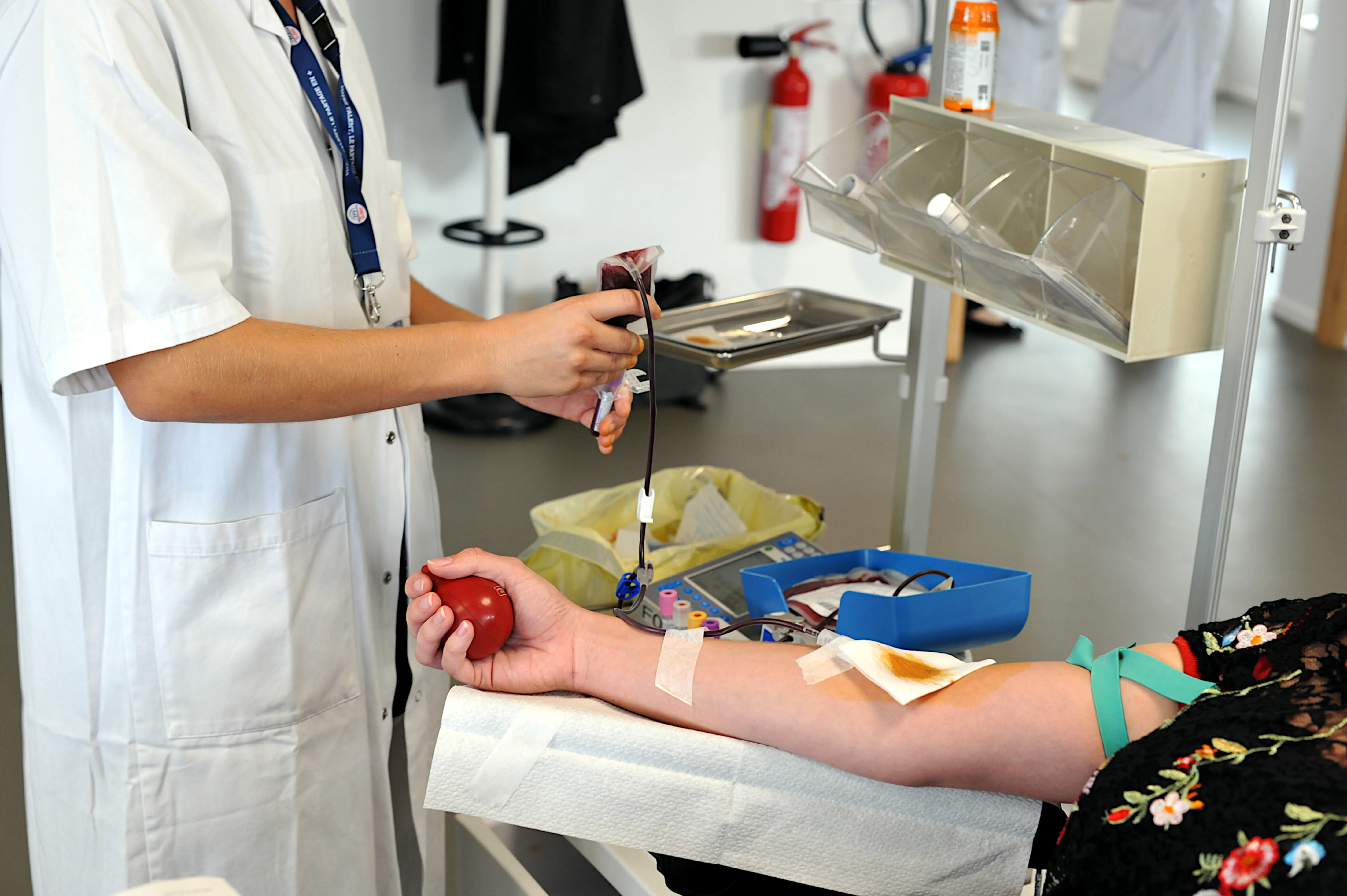 Vue d'une personne en train de donner son sang 