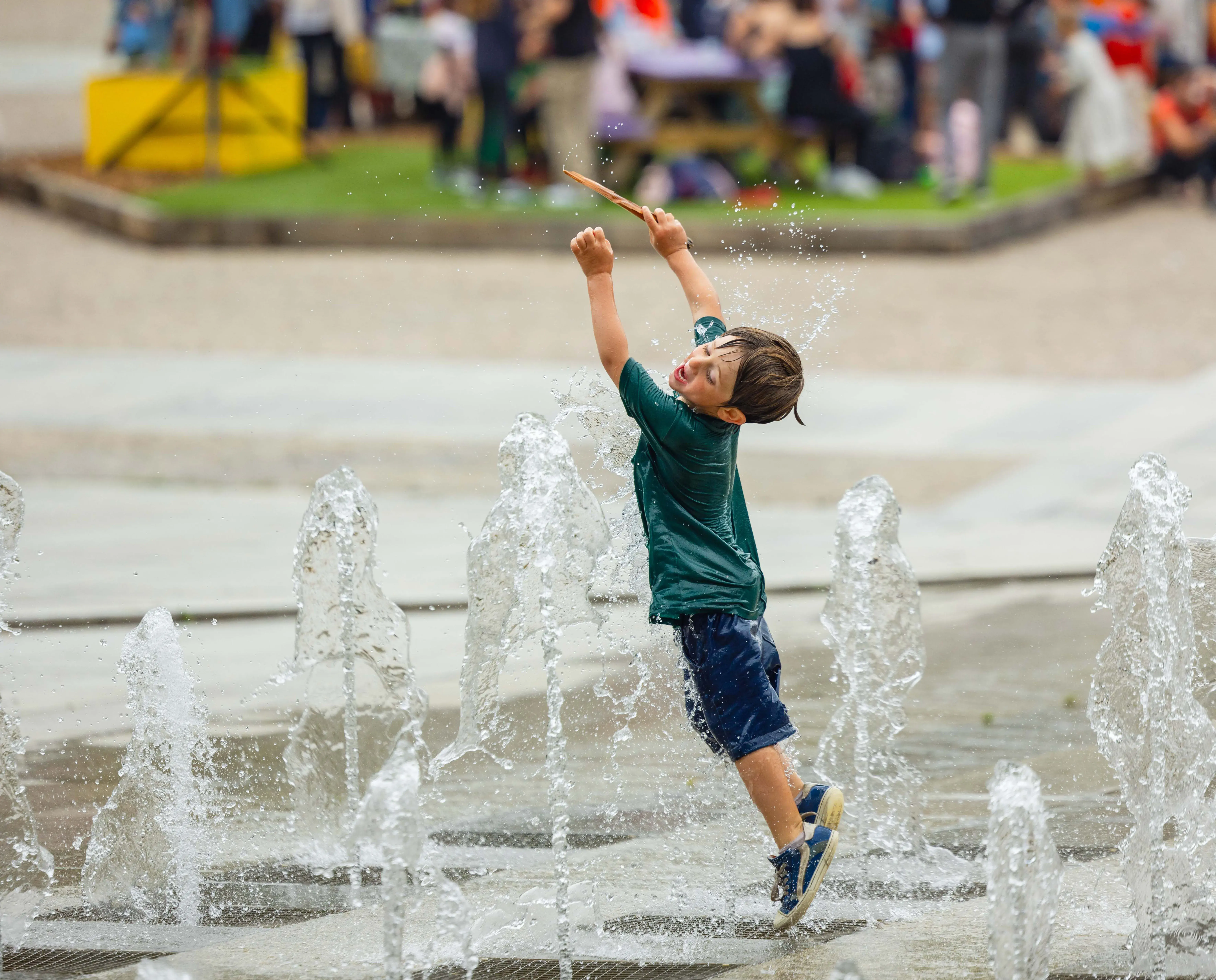 un enfant jouant dans les jets d'eau