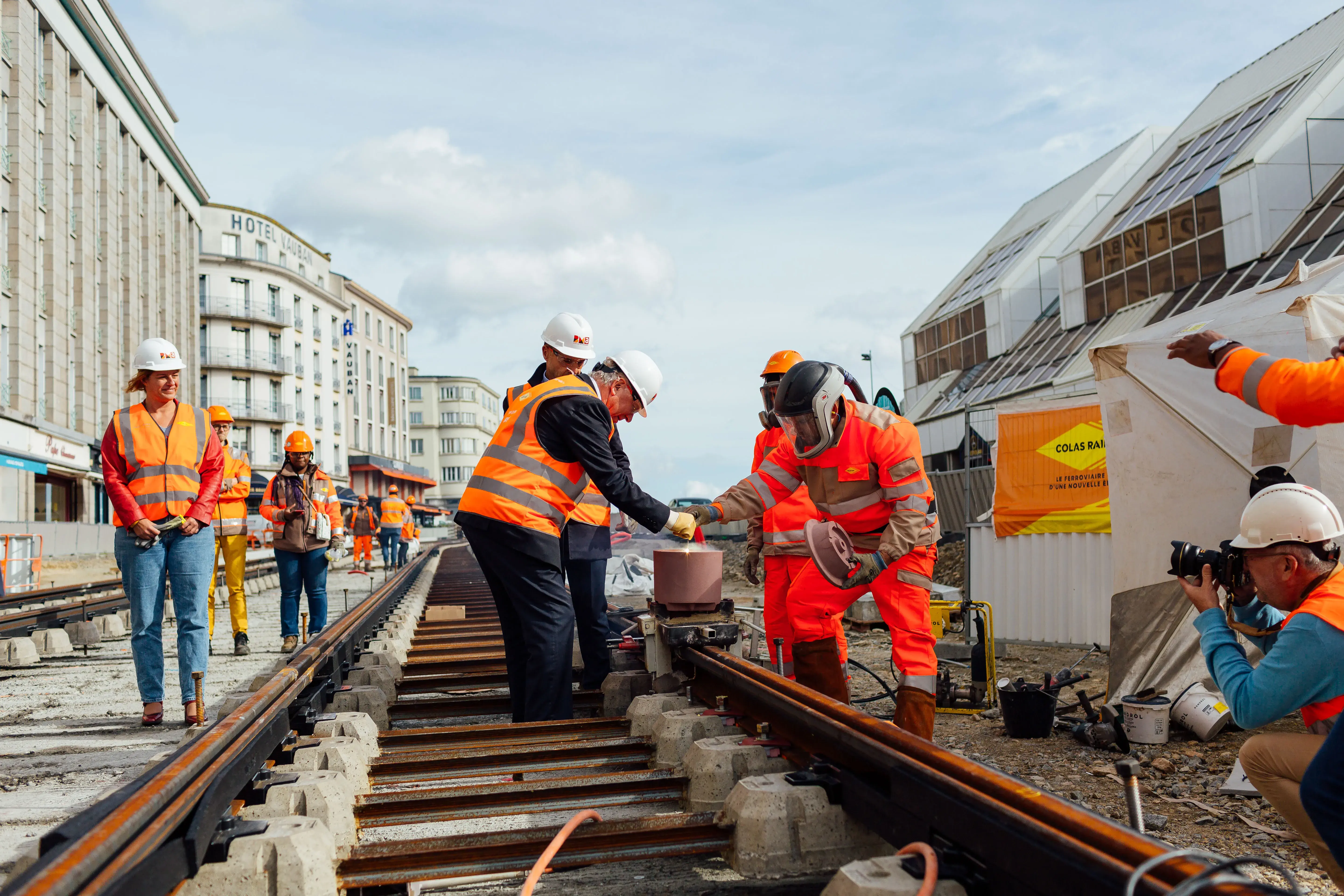 Deux hommes posent une soudure sur la ligne B du tramway de Brest 