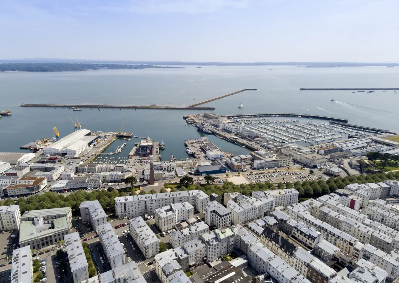 Vue drone du centre-ville et du port de commerce de Brest