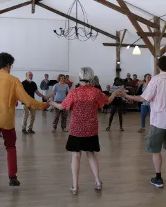 Photo montrant un cours d'initiation à la danse Renaissance
