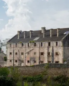 Prison de Pontaniou dans le fond et bâtiment au Lion en arrière plan
