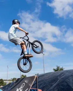 Jeune cycliste en VTT