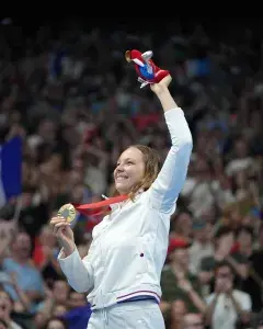 Une jeune femme célèbre une victoire.