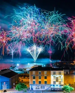 le bouquet final d'un feu d'artifice sur le port de Brest