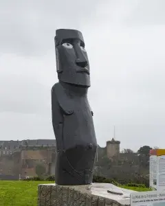 Statue Moaï au jardin des Explorateurs