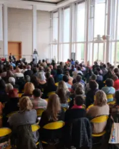 des personnes assises devant un conférencier