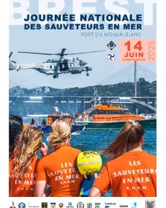 sauveteur en mer devant l'océan avec des bateau de sauvetage et un hélicoptère de sauvetage