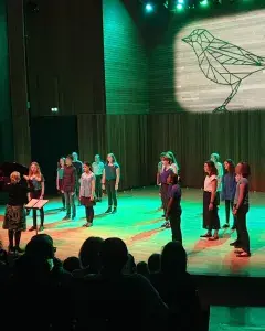 Photo montrant le chœur de jeunes "Dodylis" du conservatoire dirigé par Aurore Keraudyire Legland