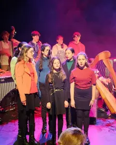 Photos montrant de jeunes choristes en concert sur une scène