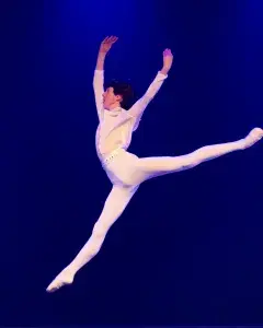 Photo montrant un jeune homme dansant sur une scène