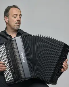 Photo montrant un accordéoniste en train de jouer