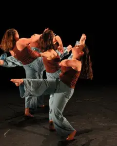 Photo montrant trois danseuses sur scène en spectacle